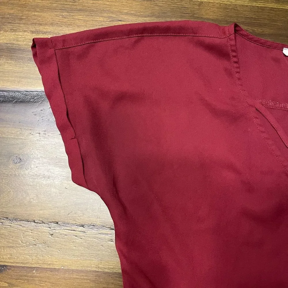 Maurice’s Maroon Short Sleeve V-neck Round Hem Blouse, Women's Size Medium